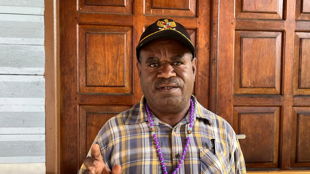 Ketua Pokja Adat Majelis Rakyat Papua (MRP) Provinsi Papua Tengah, Yulius Wandagau. (CEPOSONLINE.COM/THERESIA F. TEKEGE)