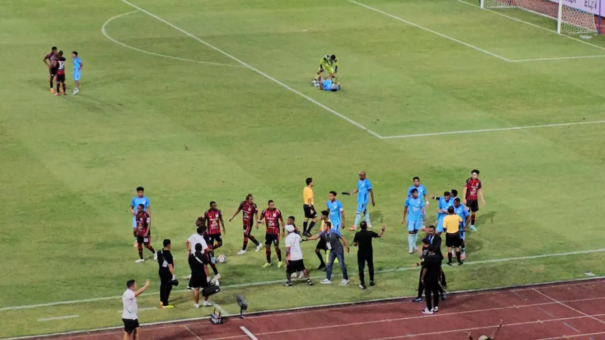 Nampak pemain Persipura melakukan aksi protes kepada wasit saat Reno Salamplessy dilanggar peman belakang Persela. (CEPOSONLINE.COM/HANS PALEN).