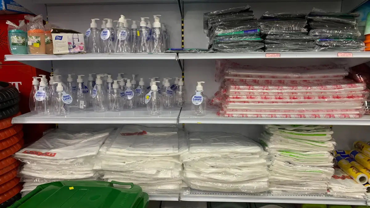 &nbsp;Pajangan berbagai jenis plastik di rak salah satu swalayan di Timika. ( CEPOSONLINE.COM/MOH. WAHYU WELERUBUN&nbsp;