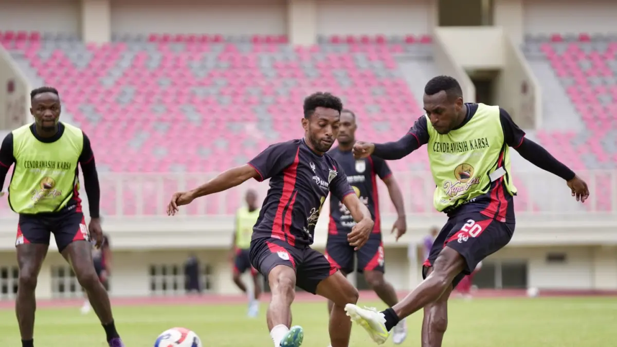 Pemain Mutiara Hitam saat menjalani uji coba lapangan di Stadion Lukas Enembe, Jumat (10/4/2026). (CEPOSONLINE.COM/IPUL PERSIPURA).