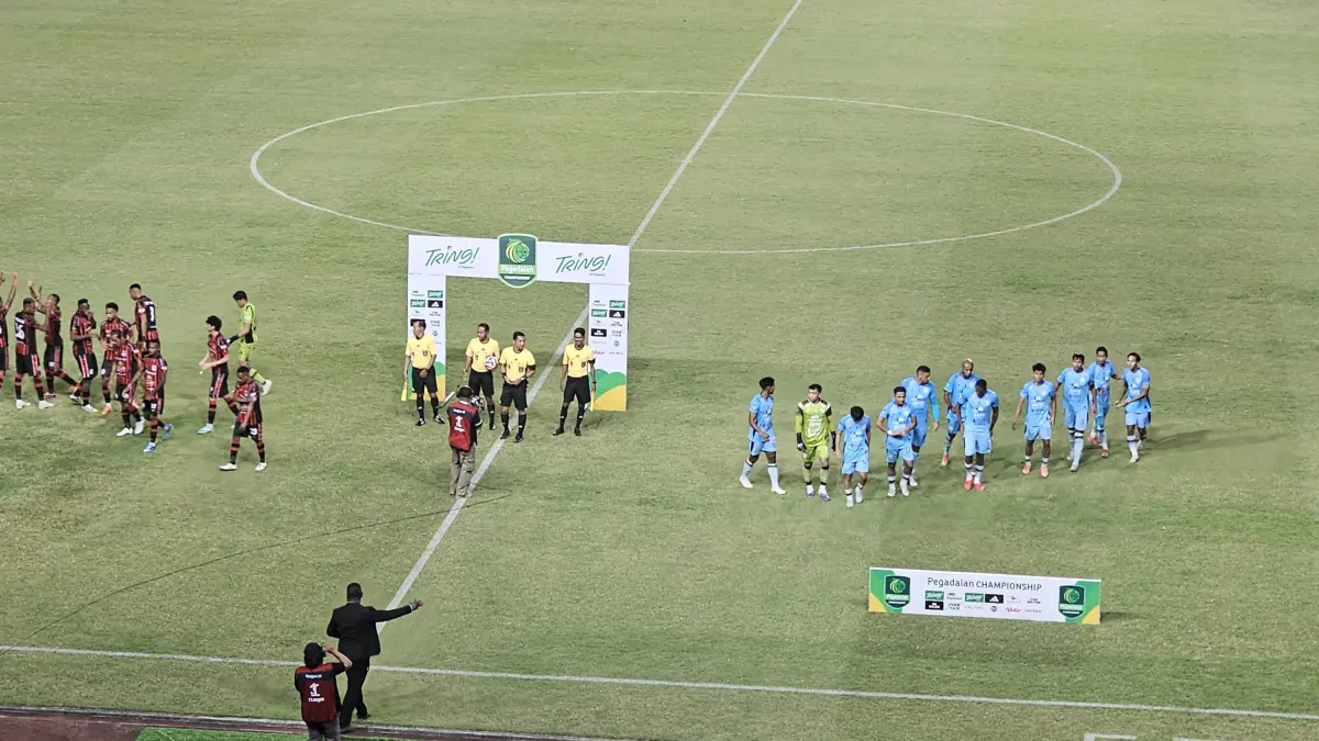 Pemain Persipura dan Persela Lamongan saat masuk lapangan. (CEPOSONLINE.COM/HANS PALEN).