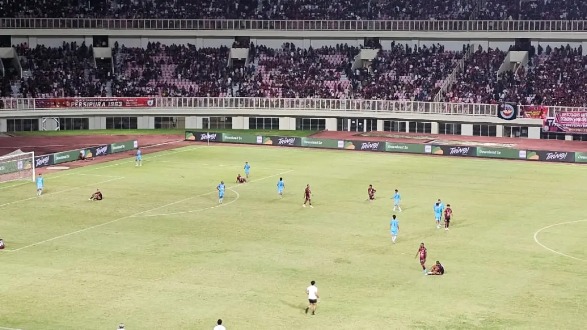Pemain Persipura duduk tertunduk usai pertandingan menghadapi Persela Lamongan. (CEPOSONLINE.COM/HANS PALEN).