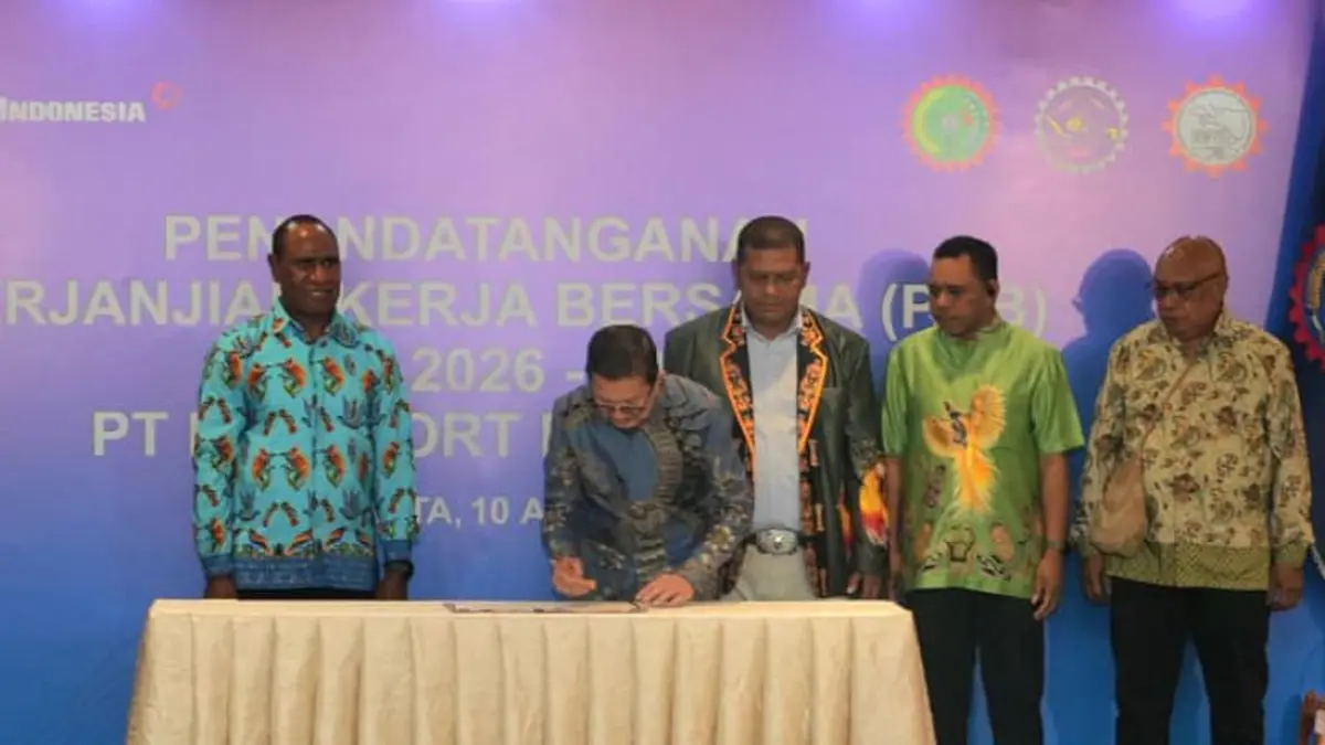 Presiden Direktur PTFI, Tony Wenas menandatangani Perjanjian Kerja Bersama (PKB) ke-24 Periode 2026-2028, di Jakarta, Jumat (10/4), (Foto: Dokumen PTFI).