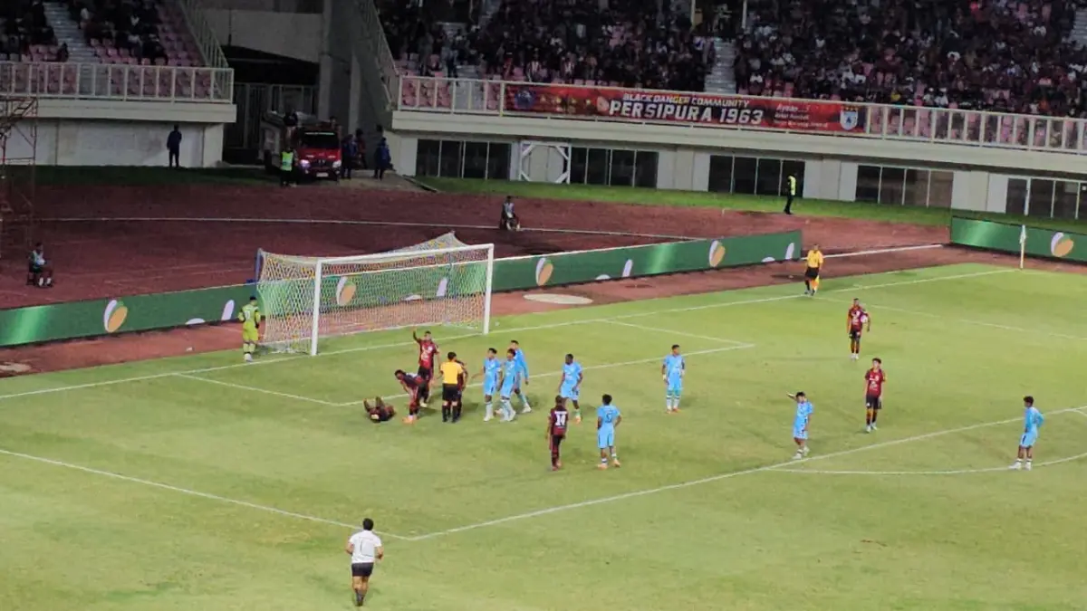 Victor Mansaray saat dilangar pemain Persela Lamongan dalam kotak pinalti. (CEPOSONLINE.COM/HANS PALEN).