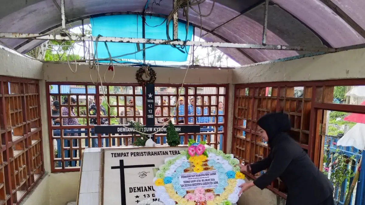 Wakil Bupati Sarmi memimpin upacara ziarah dan melakukan penghormatan serta peletakan karangan bunga di makam para perintis Kabupaten Sarmi di TPU Kampung Sarmo, Jumat (10/4/2026).&nbsp;
(CEPOSONLINE.COM/VICKY AMBANI)