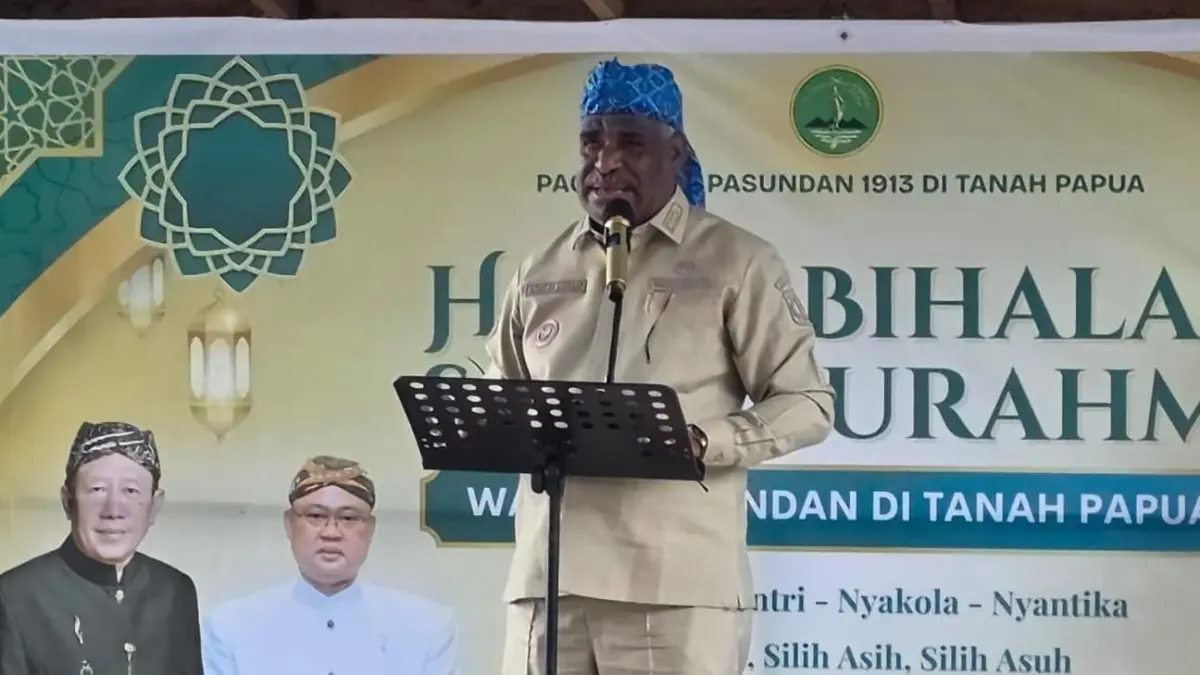 Wali Kota Jayapura Abisai Rollo memberikan sambutan dalam acara halal bihalal dan Silaturahmi warga Pasundan 1913 Di Tanah Papua berlangsung di OKA Pantai Hamadi, Sabtu (11/4/2026). (CEPOSONLINE.COM/PRIYADI)