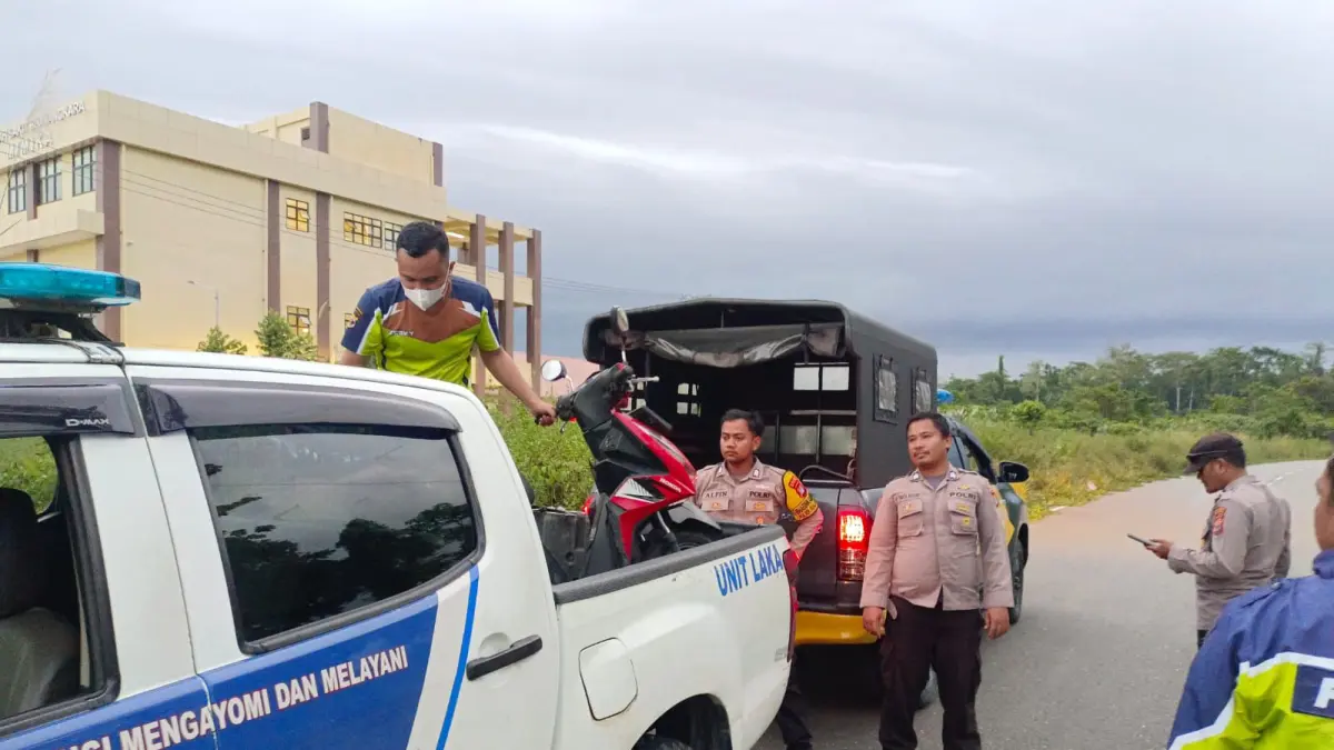 Kendaraan roda dua milik korban yang diangkut ke dalam kendaraan polisi setelah mengalami kecelakaan, di Jalan Agimuga Mile 32, tepatnya di samping RS Bhayangkara Tingkat IV Kabupaten Mimika, Sabtu 11 April 2026. (Foto: Istimewa).&nbsp;
