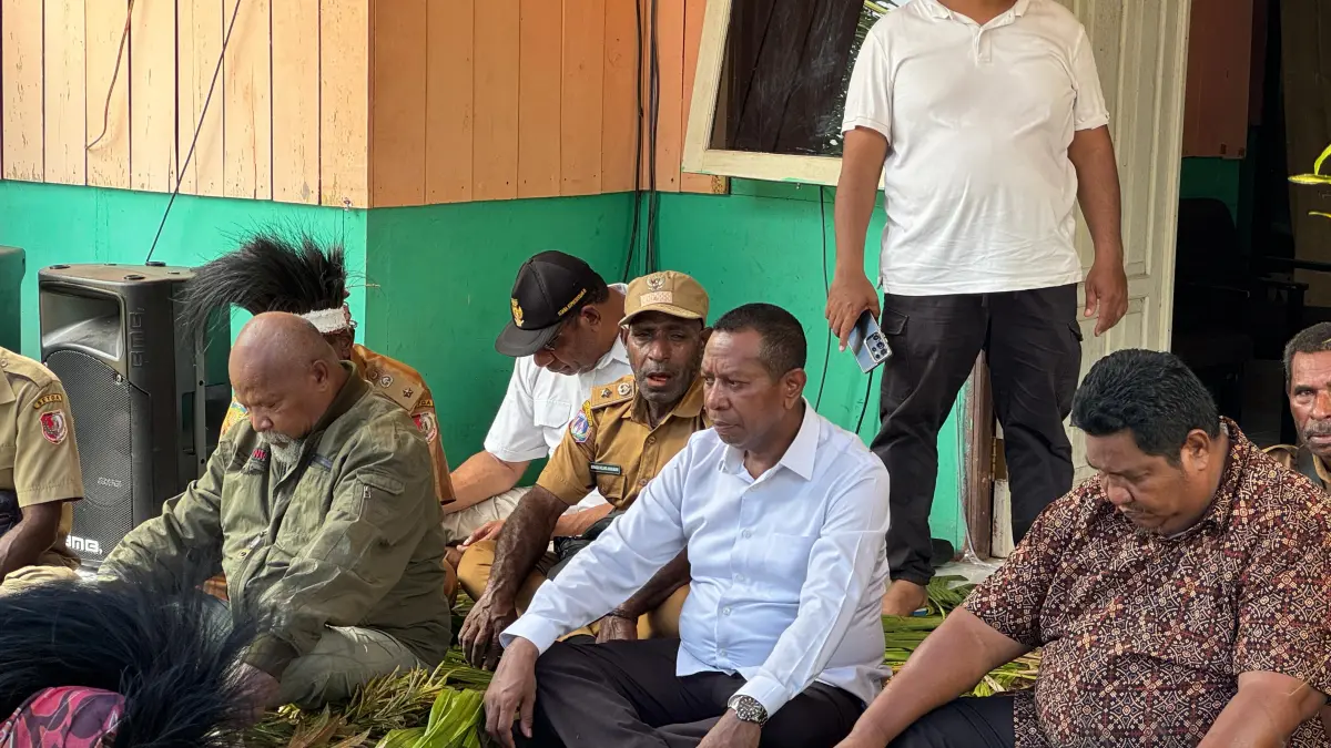 Gubernur Papua Selatan Apolo Safanpo saat berdialog dengan masyarakat Distrik Kapsel, Kabupaten Merauke, Sabtu (11/4/2026). &nbsp;&nbsp;
(Ceposonline.com/Biro Umum Setda Papsel)