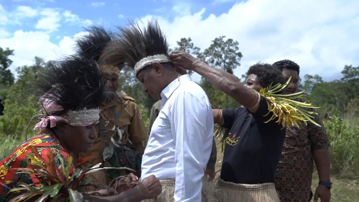 Gubernur Papua Selatan Apolo Safanpo saat disambut dan diterima masyarakat Kampung Kaptel, Distrik Kaptel, Kabupaten Merauke, Sabtu (12/4/2026).
(Ceposonline.com/Biro Umum Setda Papua Selatan)&nbsp;

