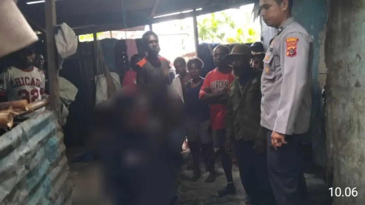 Korban yang ditemukan dalam keadaan tergantung pada seutas tali di dalam rumahnya yang beralamat di Kampung Kaugapu RT 01, Distrik Mimika Timur, Kabupaten Mimika, (Foto: Istimewa).&nbsp;&nbsp;