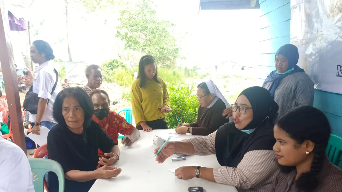 Pemeriksaan dan pengobatan gratis yang dilakukan ISKA Papua Selatan kerja sama dengan Puskesmas Kuprik Merauke pada Paskah Bersama yang digelar ISKA Papua Selatan di &nbsp;Stasi Santo Carolus Manggu Suba, Semangga III, Minggu (12/4/2026). (CEPOSONLINE.COM/SULO) 