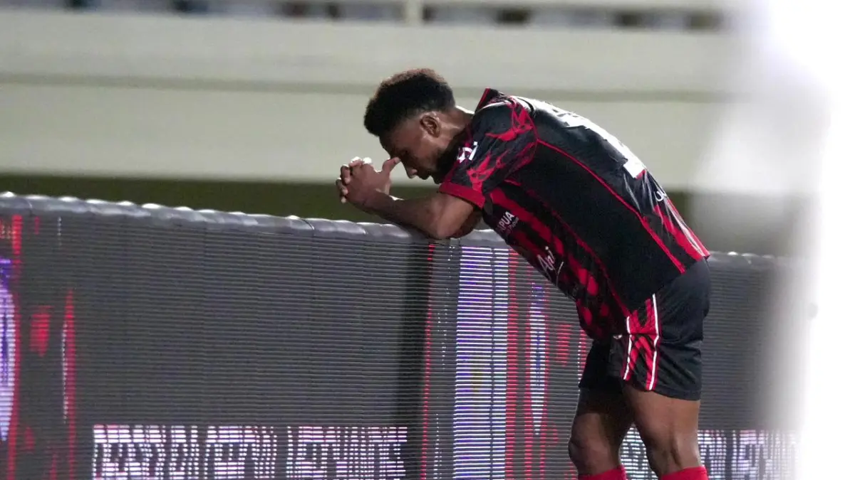 William Lugo tertunduk usai gagal mengesekusi pinalti. (CEPOSONLINE.COM/PERSIPURA/IPUL)