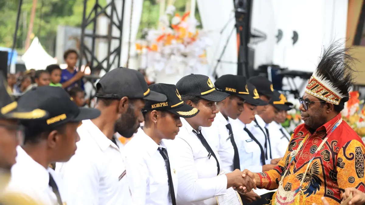 Bupati Keerom, Piter Gusbager saat menyerahkan SK CPNS kepada perwakilan dalam HUT Keerom yang dipusatkan di Distrik Arso Timur, Papua, Minggu (12/4/2026). (CEPOSONLINE.COM/ERIANTO).
