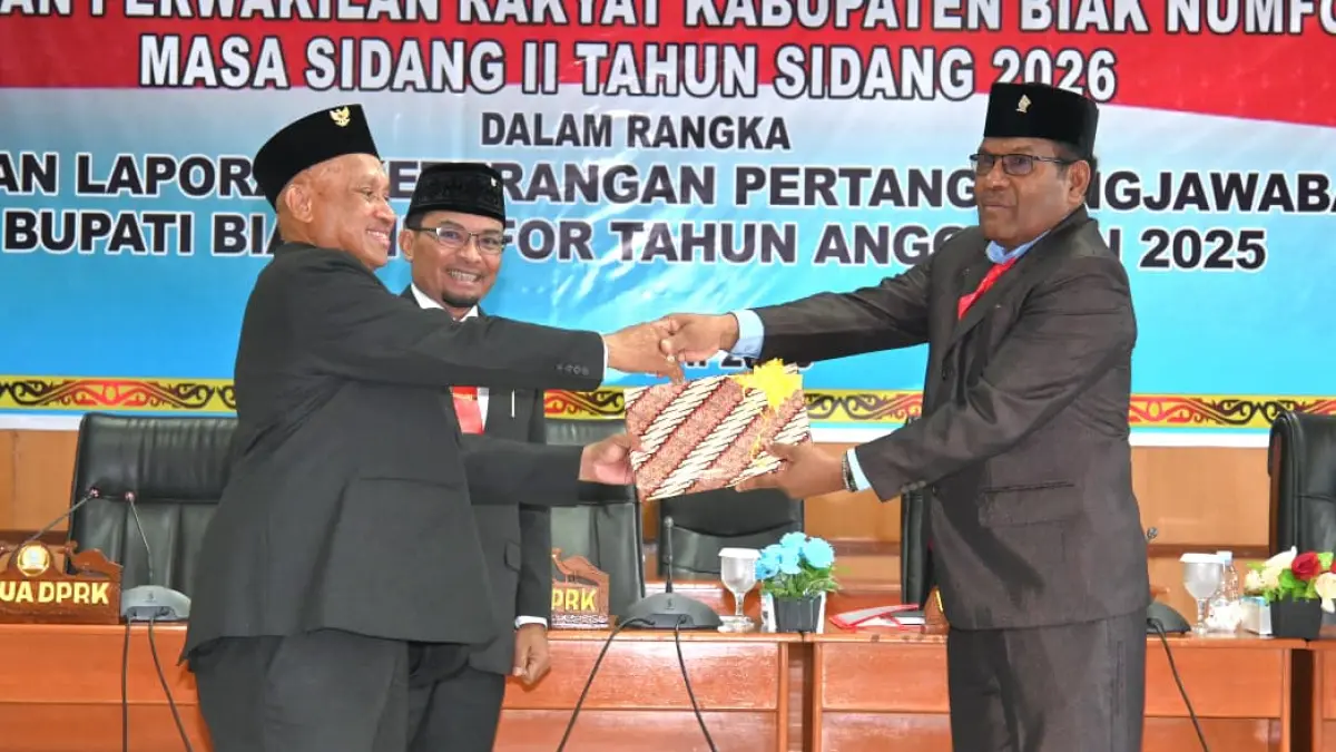 Bupati Biak Numfor Markus O. Mansnembra menyerahkan materi LKPJ kepada Ketua DPRK Daniel Rumanasen, pada pembukaan sidang LKPJ, Senin (13/4/2026).(FIKTOR PALEMBANGAN/CEPOSONLINE.COM)