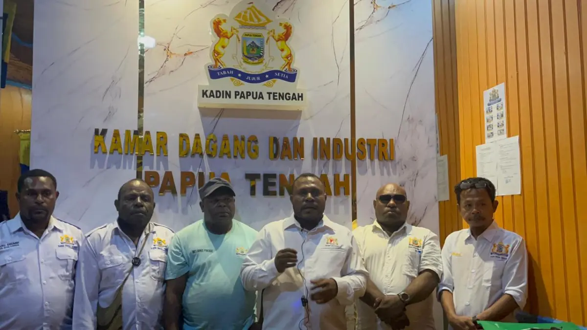 &nbsp;Ketua Kadin Papua Tengah, Alexander Gonzales Gobai saat memberikan keterangan kepada pers didampingi Direktur Eksekutif Kadin Papua Tengah dan Para Wakil Ketua Kadin Papua Tengah. (CEPOSONLINE.COM/THERESIA F. TEKEGE)&nbsp;