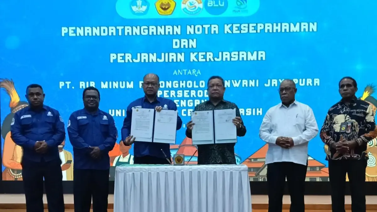 Dirut PT AM Jayapura Robongholo,Entis Sutisna menunjukkan berita acara MoU  dengan Warek II Bidang Keuangan Uncen, Ferdinand Risamasu terkait produksi AMDK Uncen Fresh di Gedung Pusat Sains dan Kemitraan PT Freeport Indonesia Uncen., Selasa (14/4/2026)
(CEPOSONLINE.COM/PRIYADI)