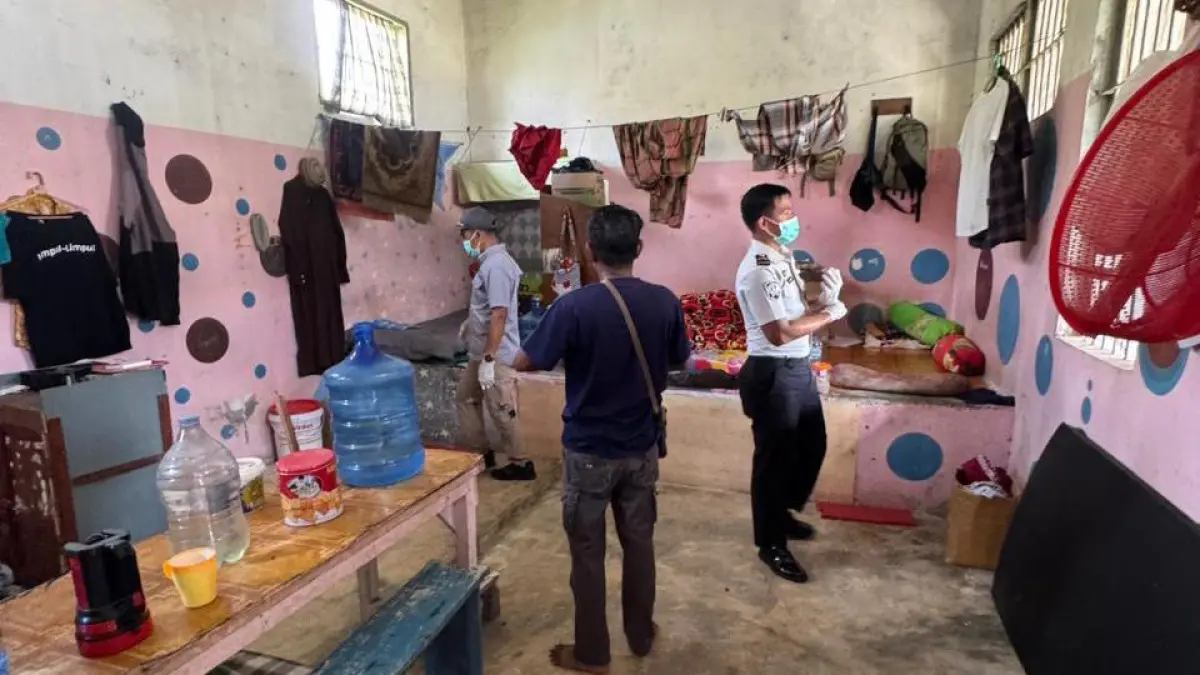 Pelaksanaan razia di salah satu ruangan di Lapas Kelas IIB Timika. (Foto: Dokumen Lapas Kelas IIB Timika).&nbsp;