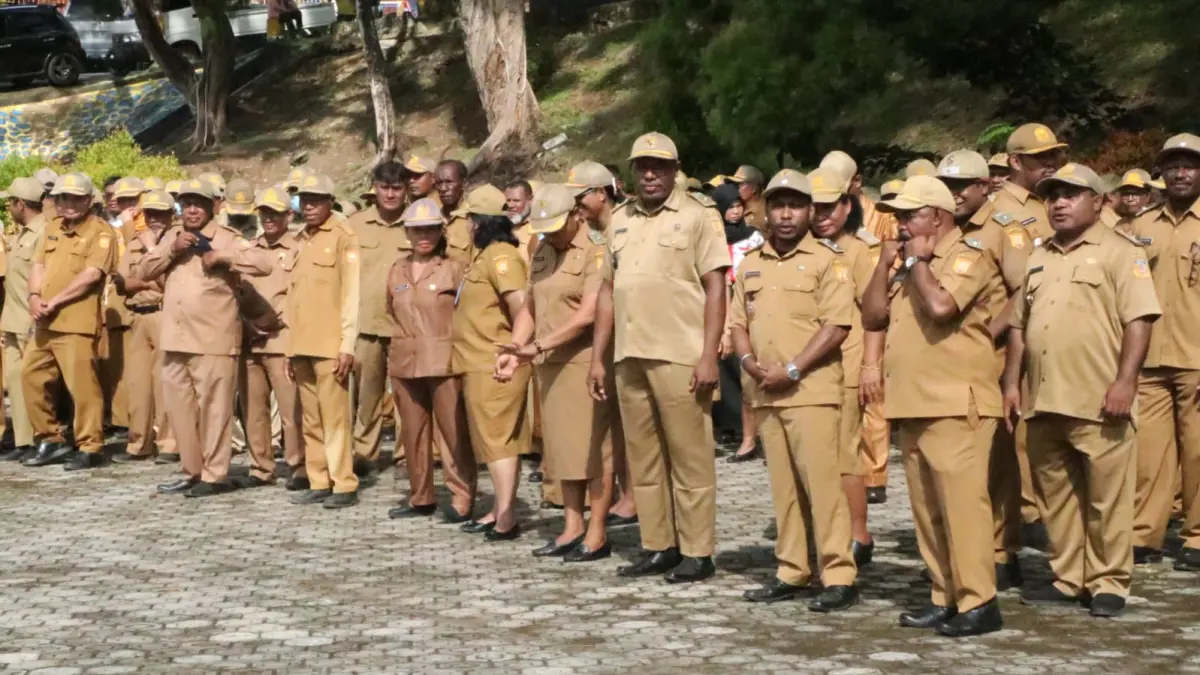 Sejumlah ASN pemkot saat mengikuti apel gabungan yang digelar di lingkungan Pemerintah Kota Jayapura, Senin (13/4/2026).