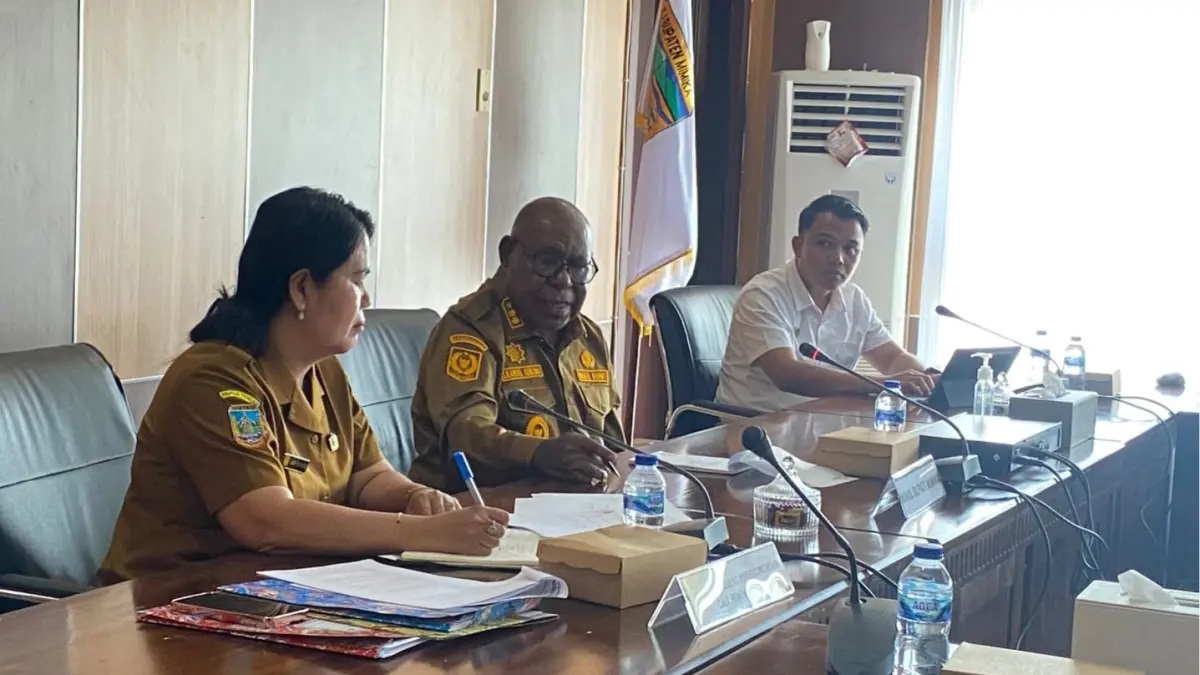 Suasana rapat koordinasi bersama Satgas Makan Bergizi Gratis (MBG) di Mimika yang dipimpin langsung oleh Wabup Emanuel Kemong (tengah), Selasa (14/4/2026). (Foto: CEPOSONLINE.COM/MOH. WAHYU WELERUBUN)