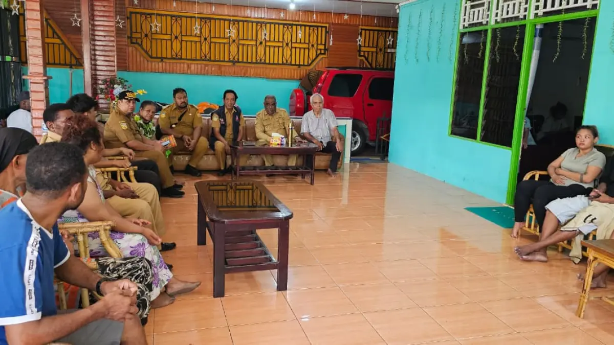 Wali Kota Jayapura, Abisai Rollo saat berdiskusi dengan para korban kebakaran, Selasa (14/4/2026). (CEPOSONLINE.COM/HANS PALEN).