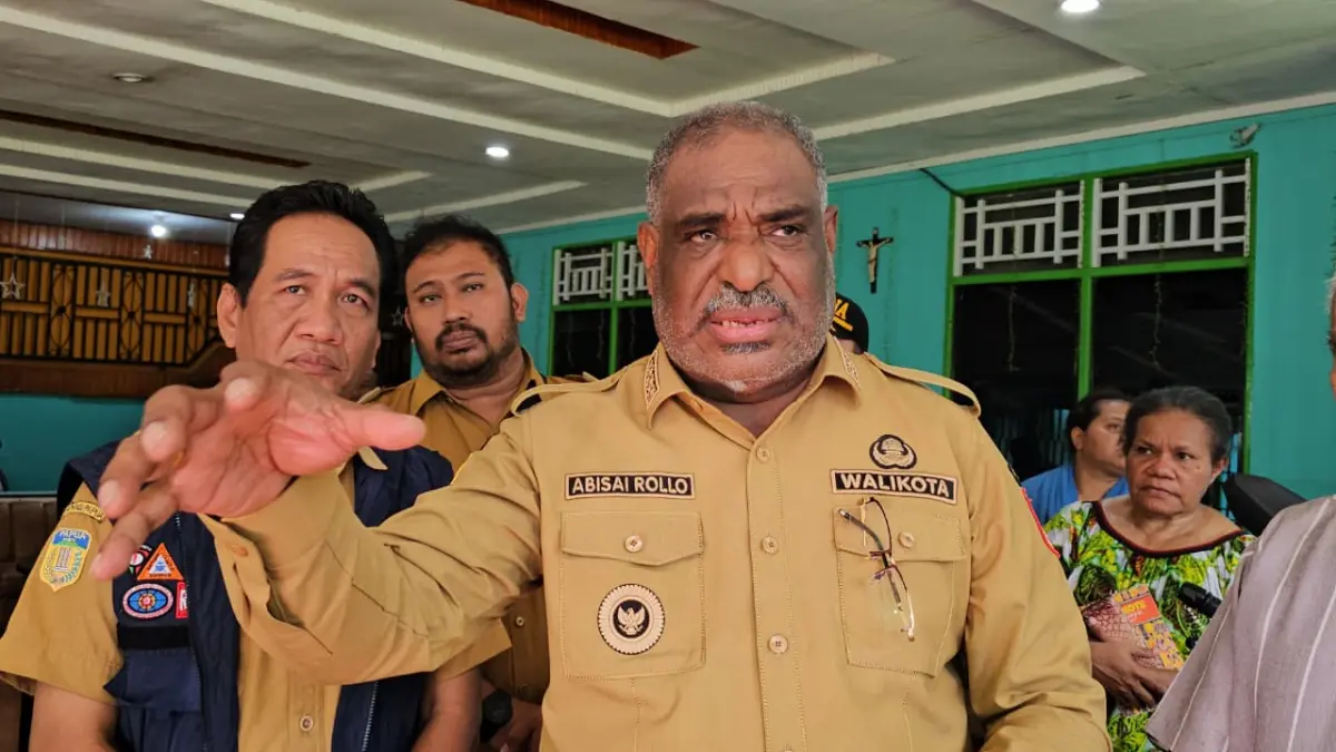 Wali Kota Jayapura, Abisai Rollo saat diwawancara Ceposonline.com, Selasa (14/4/2026). (CEPOSONLINE.COM/HANS PALEN).