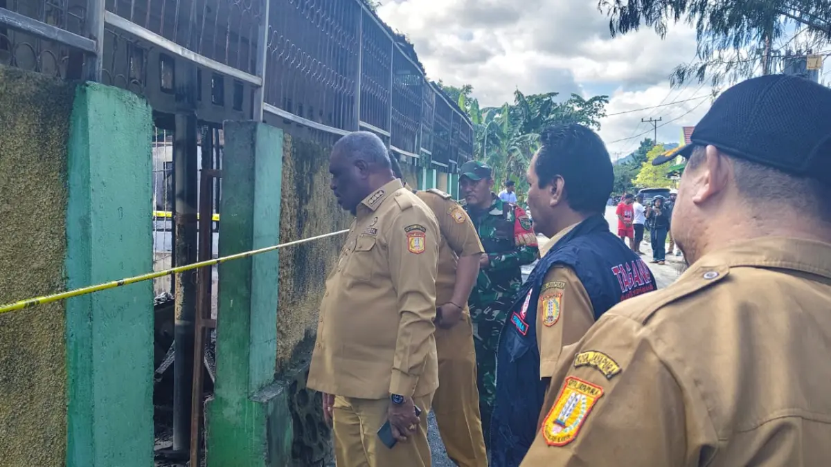 Wali Kota Jayapura, Abisai Rollo saat meninjau langsung lokasi kebakaran di jalan Guru RT 005/RW 004, Kelurahan Vim, Distrik Abepura, Kota Jayapura, Selasa (14/4/2026). (CEPOSONLINE.COM/HANS PALEN).