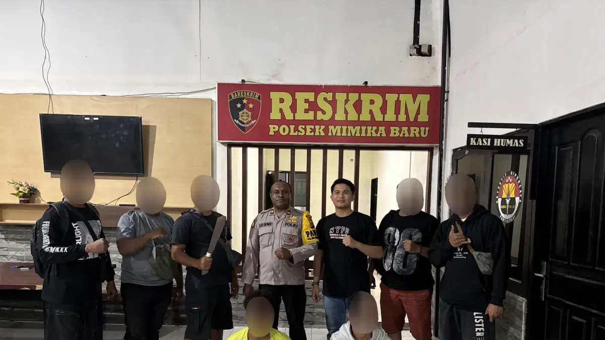 Dua pelaku yang berhasil ditangkap Tim Opsnal Unit Reskrim Polsek Mimika Baru. (Foto: Istimewa)