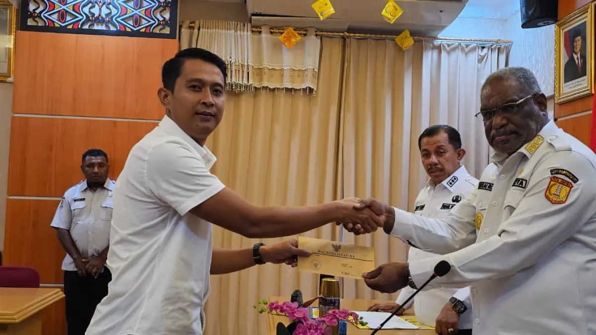 Wali Kota Jayapura, Abisai Rollo saat menyerahkan SK Plt kepada salah satu pejebat, Rabu (15/4/2026). (CEPOSONLINE.COM/HANS PALEN).