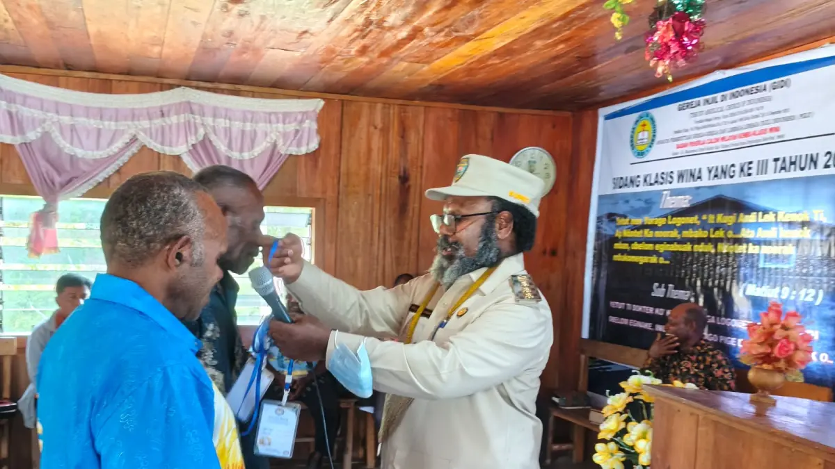Bupati Tolikara Willem Wandik melepas tanda peserta pada penutupan Sidang Klasis Wina ke-II yang digelar selama lima hari, sejak 13 hingga 16 April 2026. (Ceposonline.com/Dismkomdigi Tolikara)