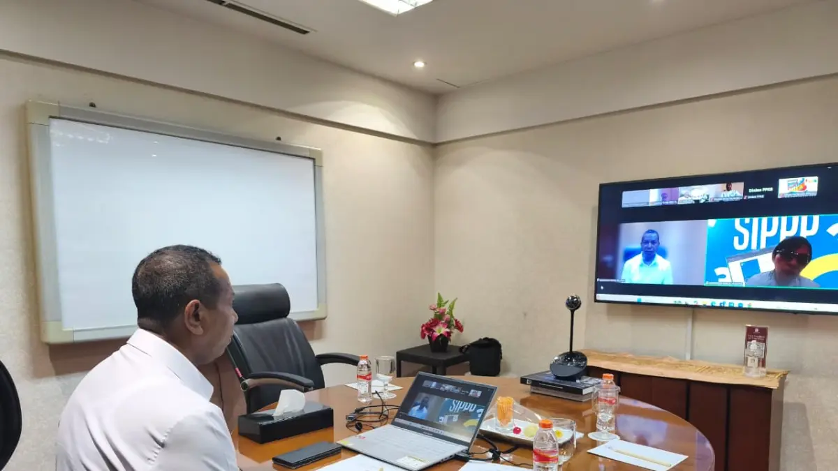 Gubernur Papua Selatan, Apolo Safanpo saat pimpin rapat dengan kepala OPD lingkup Papua Selatan secara zoom dari Jakarta, Rabu (15/4/2026).(Ceposonline.com/Humas Pemprov Papua Selatan)