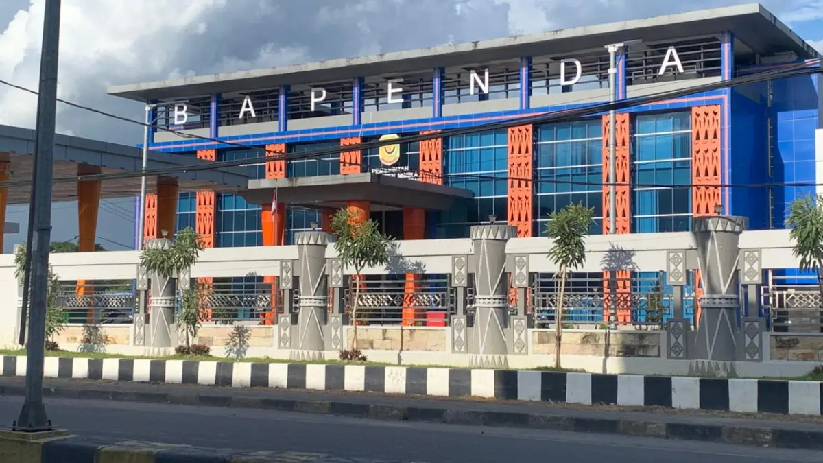Kantor Bapenda Kabupaten Mimika, pusat kendali fiskal yang tengah memacu optimalisasi pendapatan daerah di tahun anggaran 2026. (CEPOSONLINE.COM/MOH. WAHYU WELERUBUN)