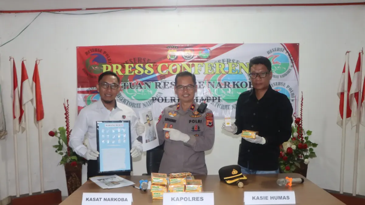 Kapolres Mappi Kompol Suparmin didampingi Kasat Reserse Narkoba AKP Ambo Takka menunjukan barang bukti yang disita saat menggelar conference pers, Rabu (15/4/2026).(Ceposonline.com/Humas Polres Mappi)