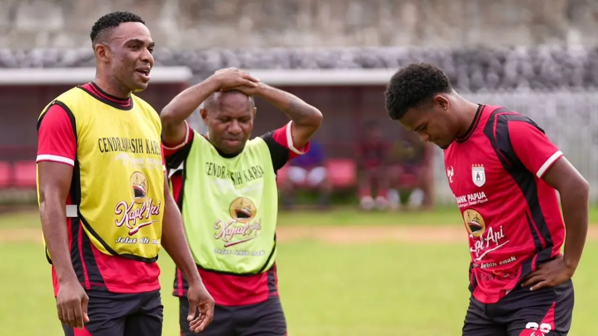 Ramai Rumakiek bersama Fery Pahabol dan Osas Saha dalam sesi latihan di Stadion Mandala Jayapura. (CEPOSONLINE.COM/SYAIFUL PERSIPURA).