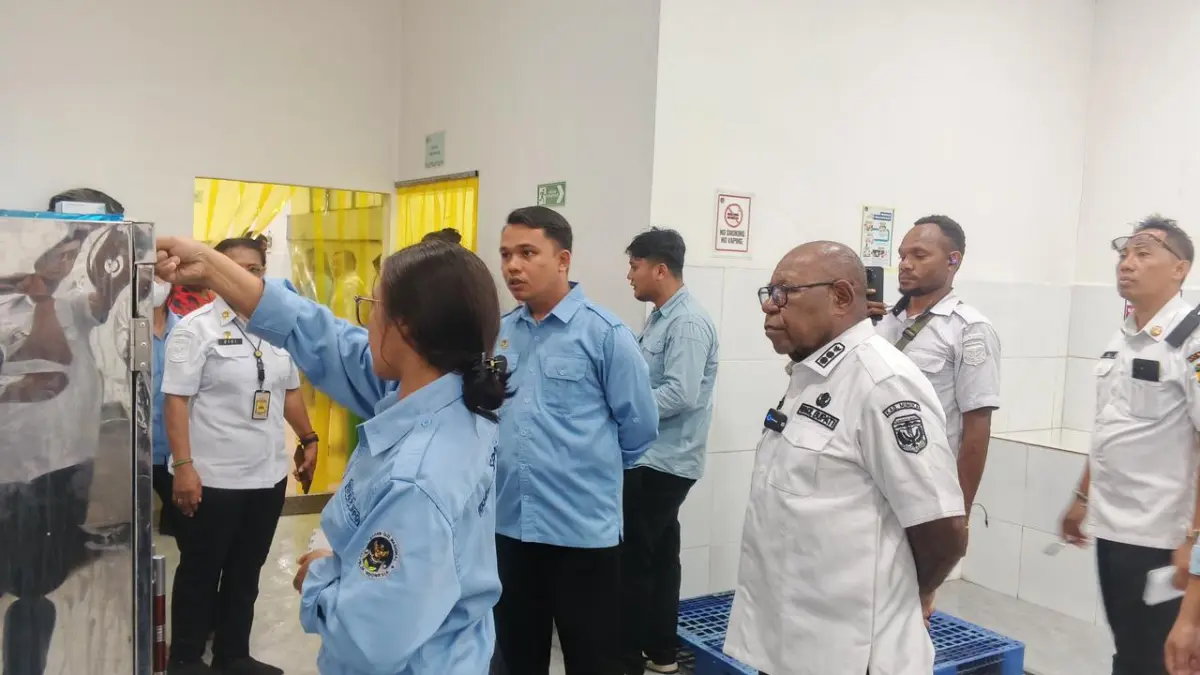 Wakil Bupati Mimika sekaligus Ketua Satgas MBG, Emanuel Kemong, saat meninjau proses pengolahan makanan di salah satu unit SPPG di Mimika, Rabu (15/4/2026). (Ceposonline.com/Istimewa)