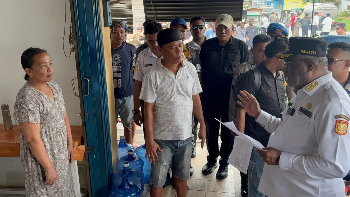 Wali Kota Jayapura, Abisai Rollo saat menertibkan pedagang di Pasar Entrop, Rabu (15/4/2026). (CEPOSONLINE.COM/HANS PALEN).