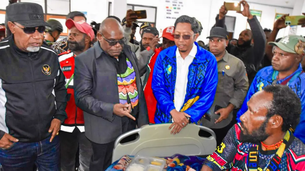 Gubernur Papua Tengah, Meki Nawipa didampingi Wagub Papua Tengah, Deinas Geley dan Anggota DPR Papua Tengah, Anis Labene dan Forkopimda beserta Bupati Puncak Jaya, Yuni Wonda saat berkunjung ke RSUD Mulia, Kabupaten Puncak Jaya. &nbsp;(CEPOSONLINE.COM/HUMAS PEMPROV)&nbsp;
