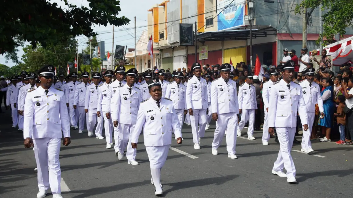 Sejumlah kepala kampung yang akan dilantik berjalan menuju tempat pelantikan berjalan menuju tempat pelantikan di Aula Swiss-Belhotel Cenderawasih Biak, Jumat (17/4/2026). Sebelum dilantik ratusan kepala kampung melakukan konvoi dari Jalan Selat Makassar hingga Jalan Imam Bonjol.&nbsp;(CEPOSONLINE.COM/ISMAIL) 