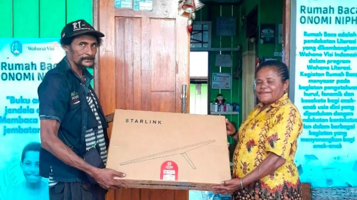 Bantuan fasilitas internet berbasis satelit Starlink dari Gubernur Papua, Matius D Fakhiri untuk Rumah Baca Kampung Yoboi, Kabupaten Jayapura. (Ceposonline.com/Humas Pemprov).