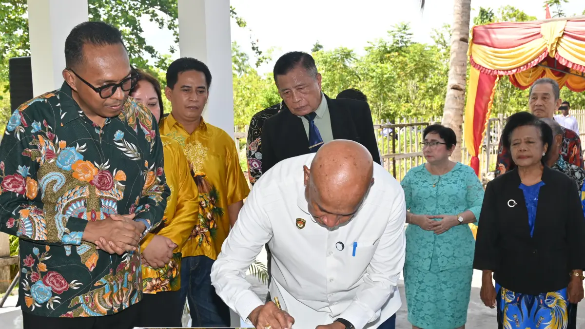 Bupati Biak Numfor Markus Mansnembra menandatangani prasasti gedung gereja GBI Jemaat Cornerstone, Kamis (16/4/2026)