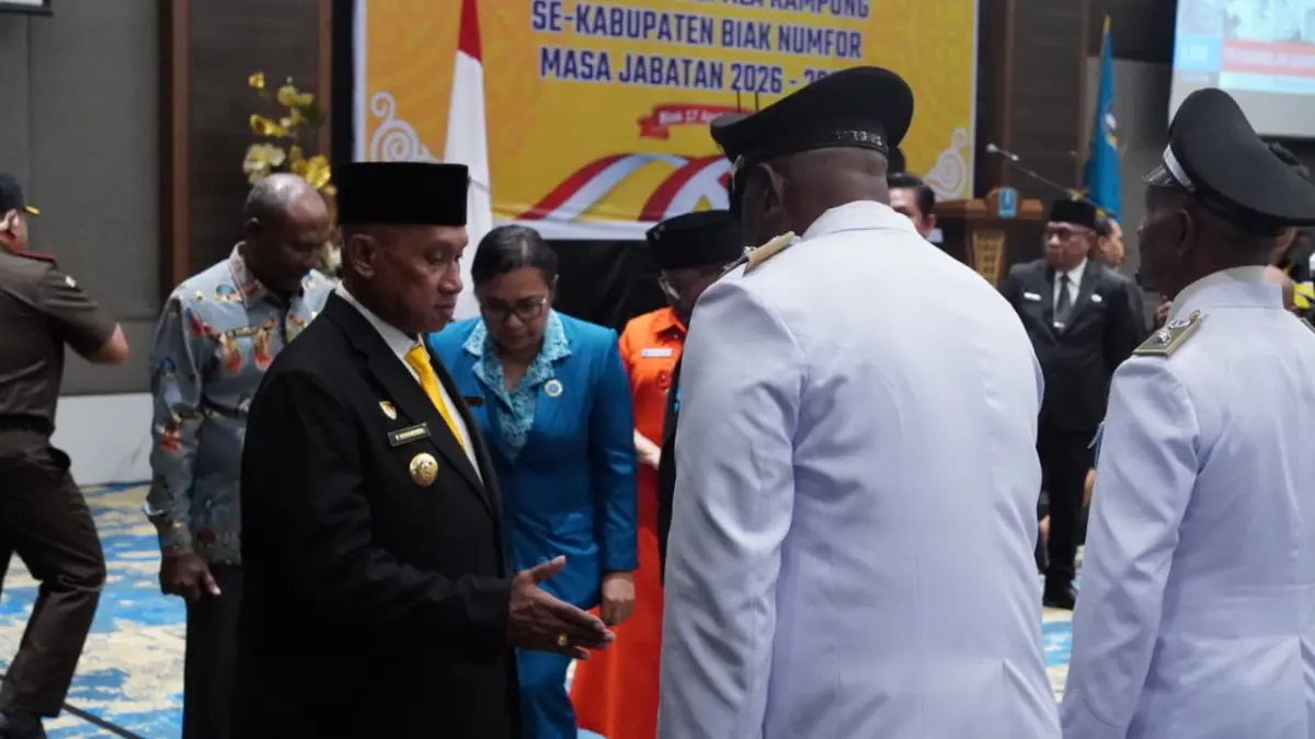 Bupati Biak Numfor Markus Oktovianus Mansnembra menyalami para kepala kampung, di Swiss-belhotel Biak Jumat (18/4). (CEPOSONLINE.COM/ISMAIL) 