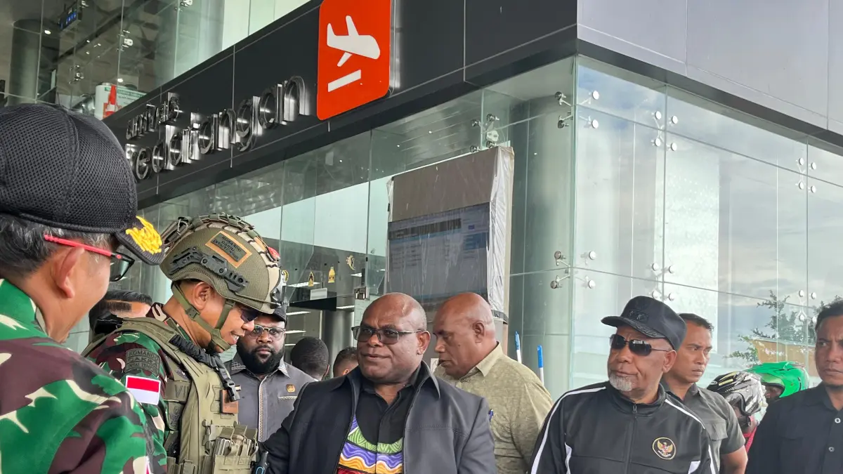 Gubernur Papua Tengah, Meki Nawipa didampingi Wagub Papua Tengah, Deinas Geley dan Anggota DPR Papua Tengah, Anis Labene memberikan keterangan pers kepada wartawan di Bandara Douw Aturure Nabire usai berkunjung ke Mulia. (CEPOSONLINE.COM/THERESIA F. TEKEGE)