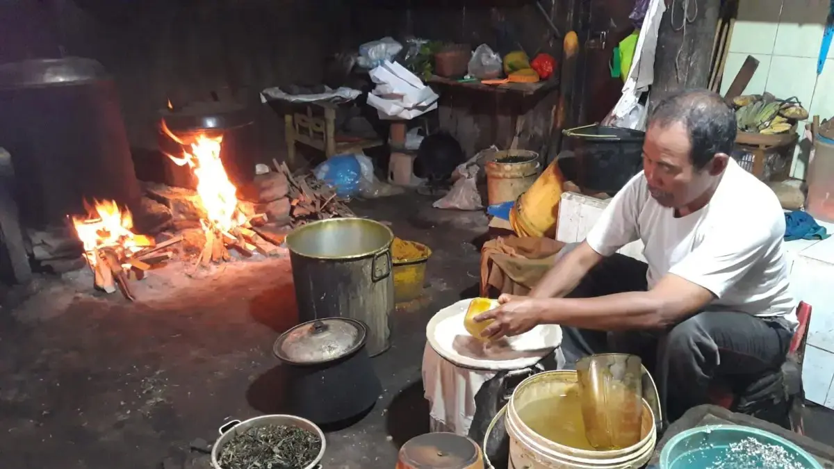 CEKATAN : Hadi, penjual jamu tradisional Boyolali, sedang meracik jamu. (ISTIMEWA)