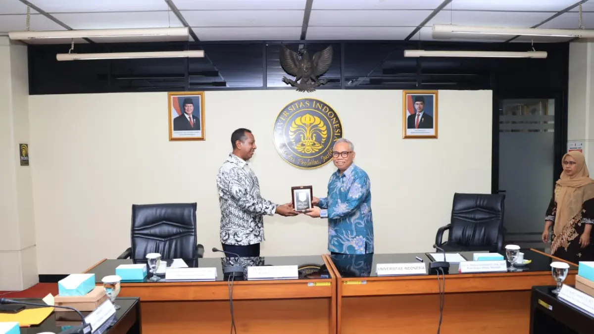 Gubernur Papua Selatan Apolo Safanpo dan Wakil Rektor I Bidang Akademik UI, Prof Ir Mahmud Sudibandriyo saat menandatangani kerja sama kemitraan kedua belah pihak, Kamis &nbsp;(17/4/2026). (CEPOSONLINE.COM/SULO) 