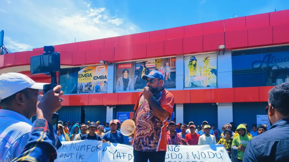 Massa melakukan aksi protes dari warga tiga kampung yang kepala kampungnya tidak ikut dilantik pada Jumat (17/4/2026).&nbsp;(CEPOSONLINE.COM/ISMAIL) 