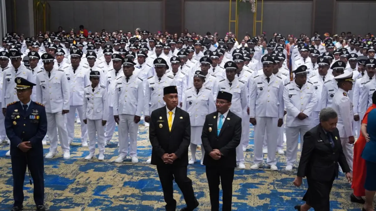 Para kepala kampung yang telah dilantik oleh Bupati Biak Numfor Markus Mansnembra, Jumat (17/4). (CEPOSONLINE.COM/ISMAIL) 