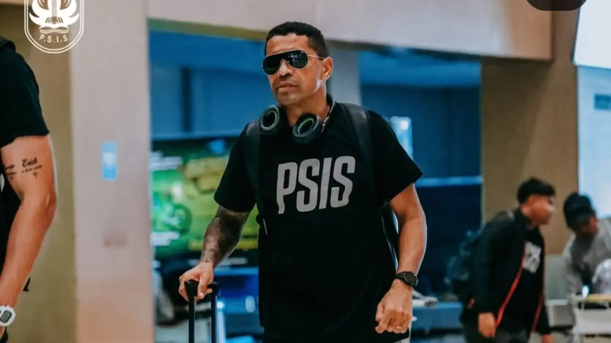 Striker PSIS Semarang Alberto Goncalves berjalan santai di Bandara Sentani Kamis (16/4/2026).&nbsp;(INSTAGRAM) 