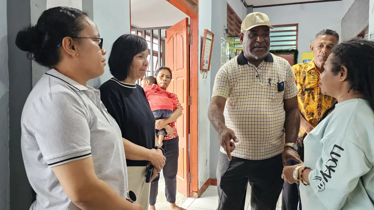 Wali Kota Jayapura, Abisai Rollo saat berbincang dengan para petugas kesehatan di Puskesmas Hamadi, Jumat (17/4/2026). (CEPOSONLINE.COM/HANS PALEN).
