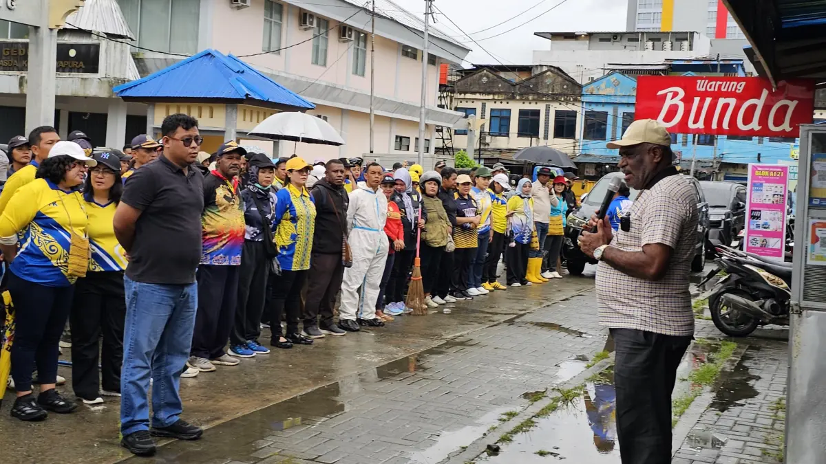 Wali Kota Jayapura, Abisai Rollo saat memberikan arahan kepada ASN yang hadir pada pembersihan pasar Entrop, Jumat (17/4/2026). (CEPOSONLINE.COM/HANS PALEN).