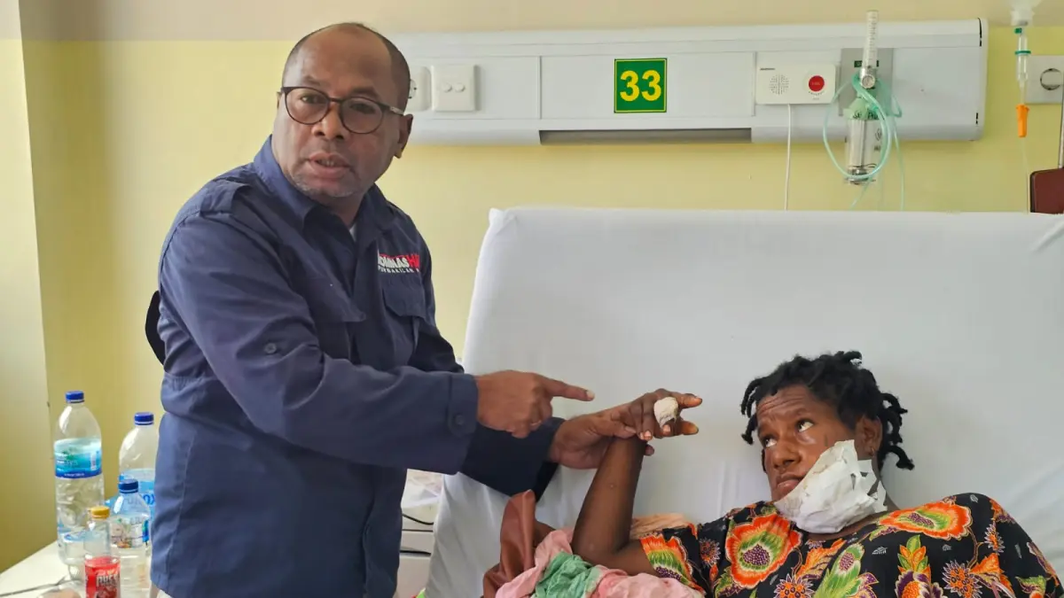 Kepala Perwakilan Komnas HAM Papua, Frits Ramandey saat menjenguk salah satu korban penembakan di Puncak yang saat ini sedang mendapatkan penanganan medis di salah satu rumah sakit di Jayapura. (Ceposonline.com/Dok Komnas HAM).