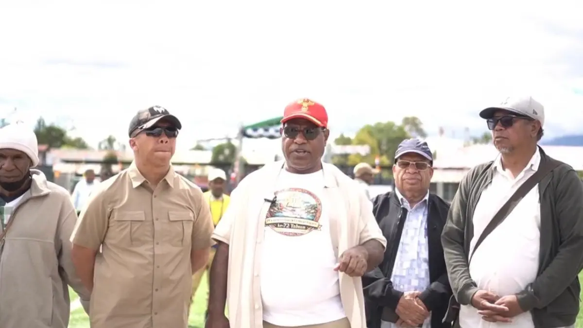Ketua panitia HUT PI ke 72 di Lembah Baliem sekaligus Bupati Jayawijaya Atenius Murib saat meninjau Stadion Pendidikan Itlay Ikinia Wamena yang akan digunakan sebagai tempat pelaksanaan Ibadah Gabungan, Sabtu (18/4/2026).
(Ceposonline.com/Deni Tonjau)